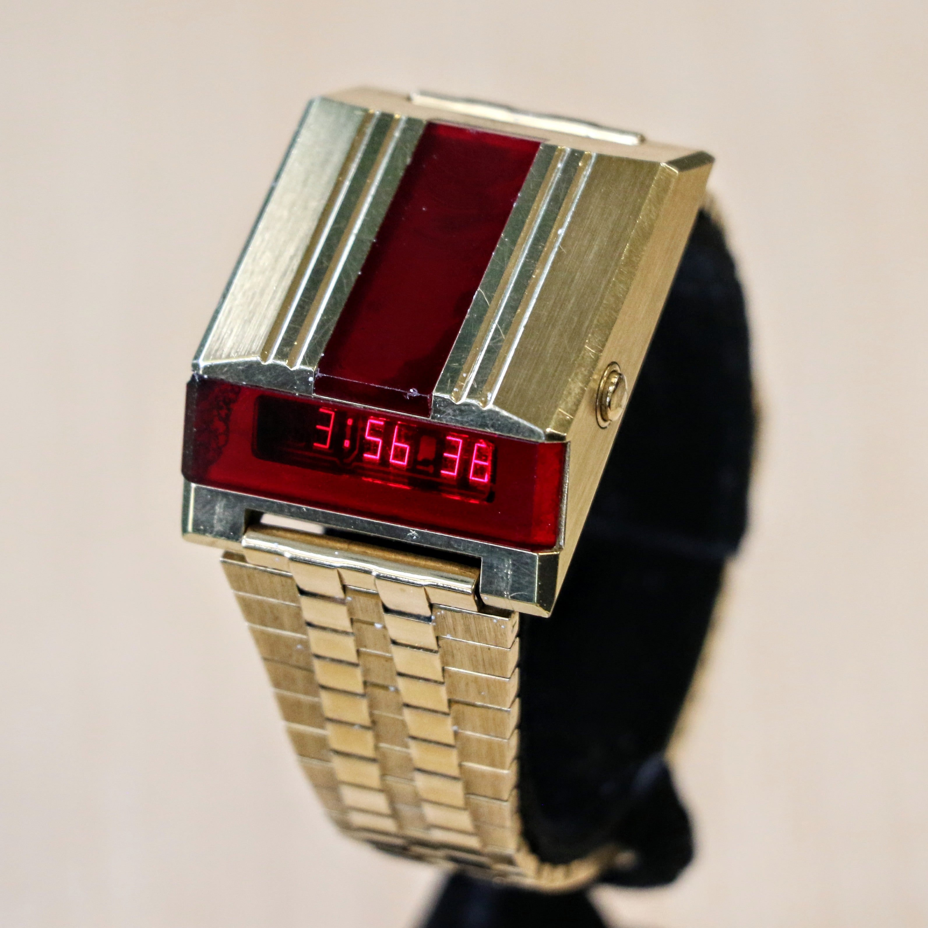 1977 BULOVA Computron Wristwatch Vintage Digital LED Watch CELL