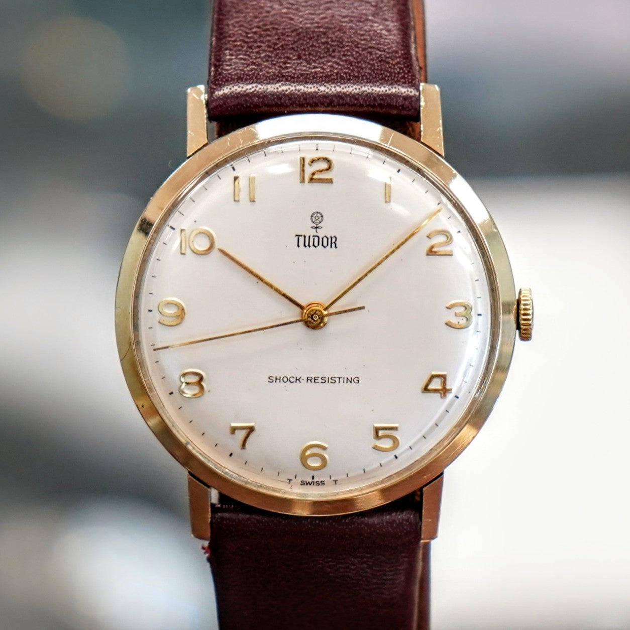 Vintage TUDOR Dress Watch Shock Resistant 17 Rubies Swiss Wristwatch - 9K GOLD Vintage TUDOR Dress Watch Shock Resistant 17 Rubies Swiss Wristwatch - 9K GOLD