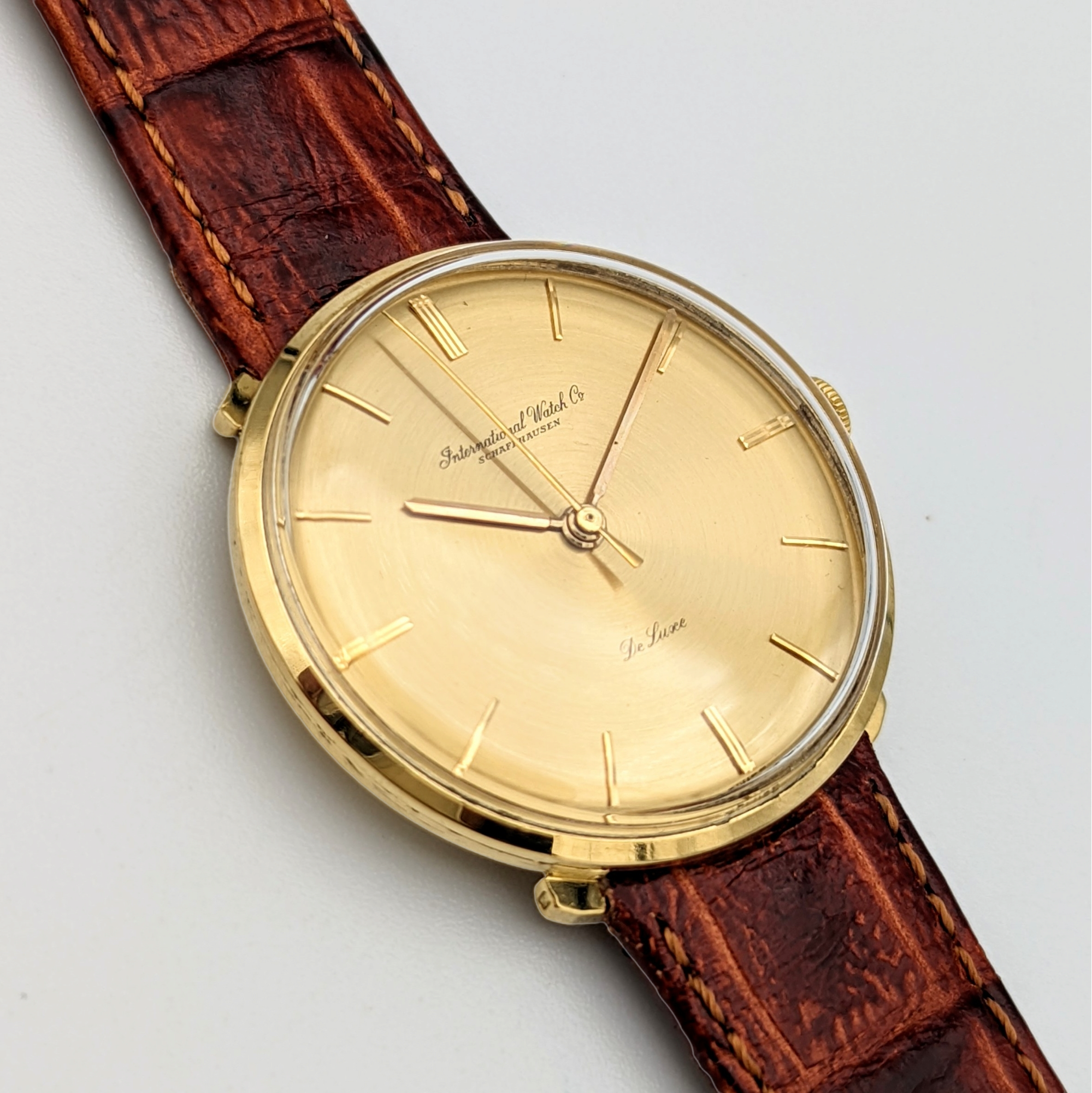 18K Solid Gold IWC De Luxe Wristwatch Swiss Made Cal. 401 18K Solid Gold IWC De Luxe Wristwatch Swiss Made Cal. 401