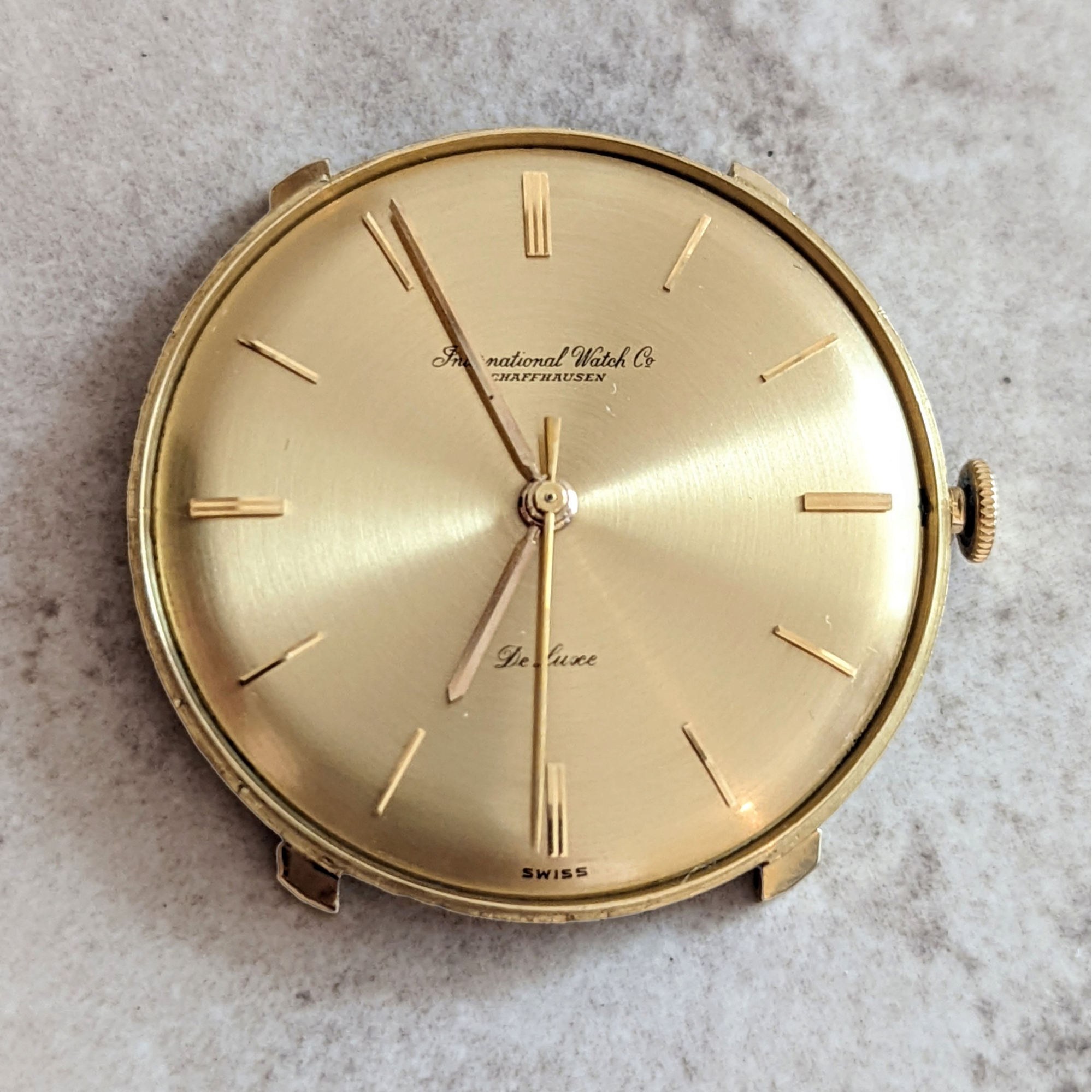 18K Solid Gold IWC De Luxe Wristwatch Swiss Made Cal. 401 18K Solid Gold IWC De Luxe Wristwatch Swiss Made Cal. 401